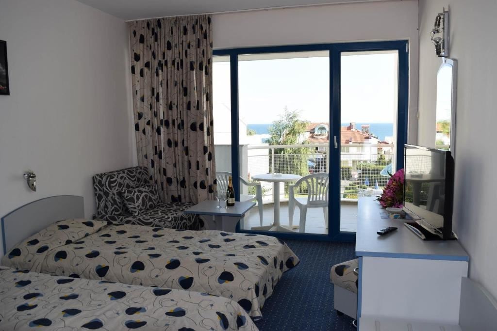 rooms-twin-standard-room-poolview-balcony-or-terrace