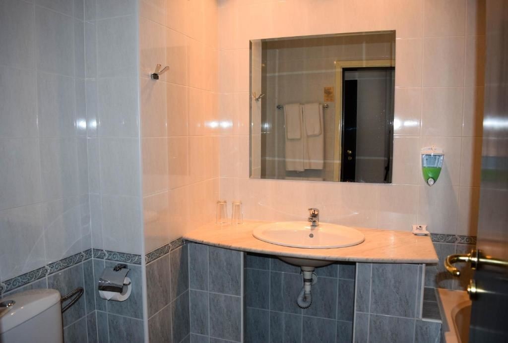rooms-twin-standard-room-poolview-balcony-or-terrace