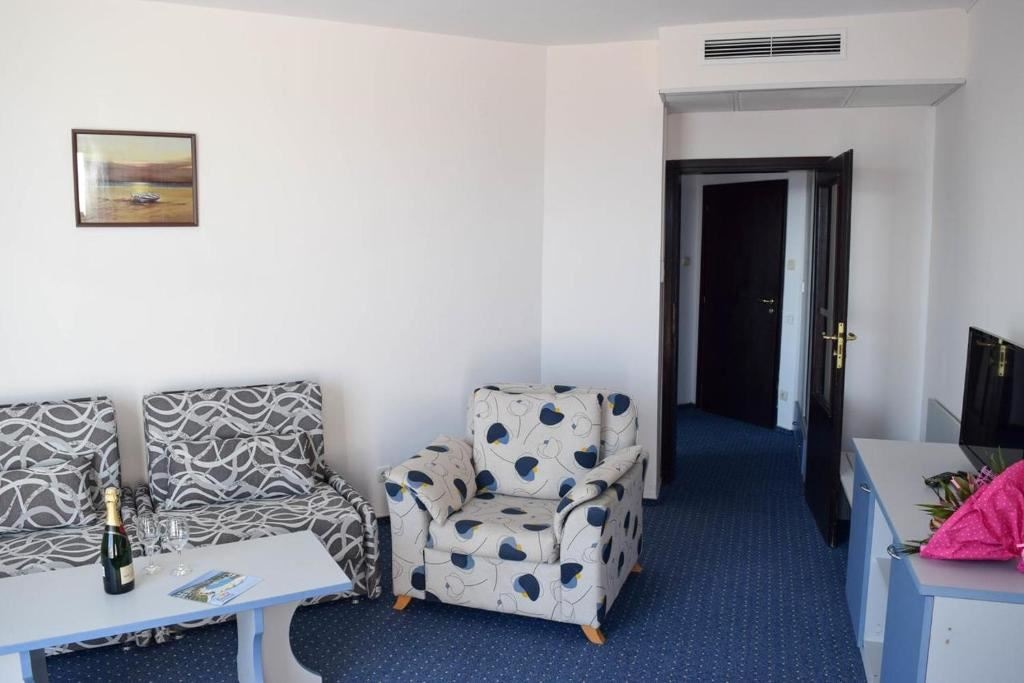 rooms-standard-apartment-balcony