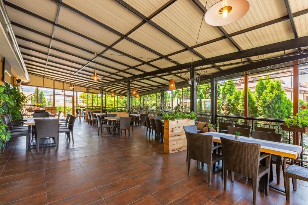 restaurants-restaurants