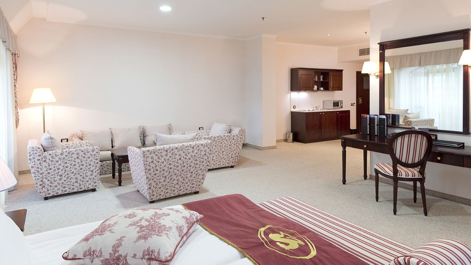 rooms-the-level-deluxe-suite