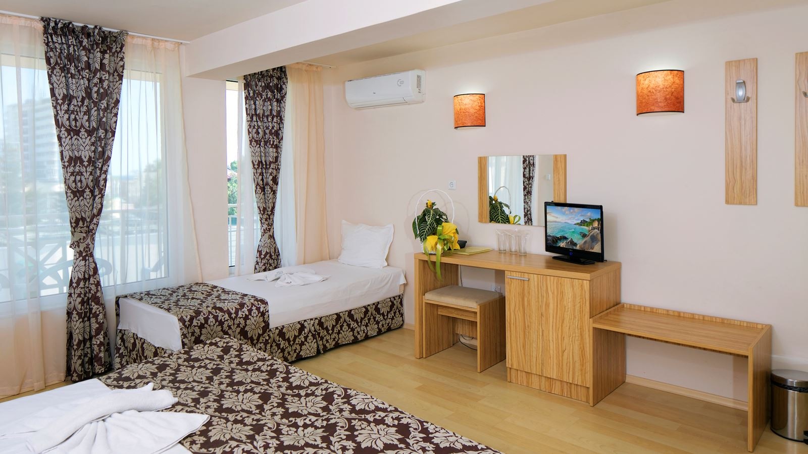 rooms-triple-standard-room-balcony-or-terrace