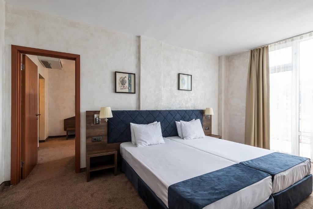 rooms-1-bedroom-standard-apartment-balcony-or-terrace