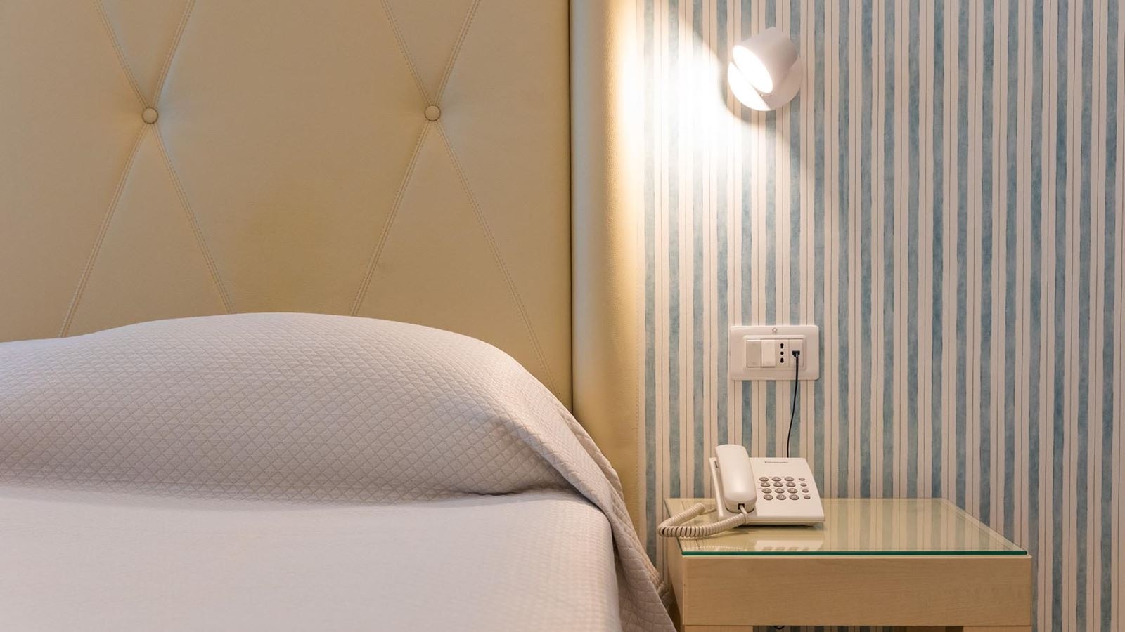 rooms-single-wchild-room-seaside-balcony