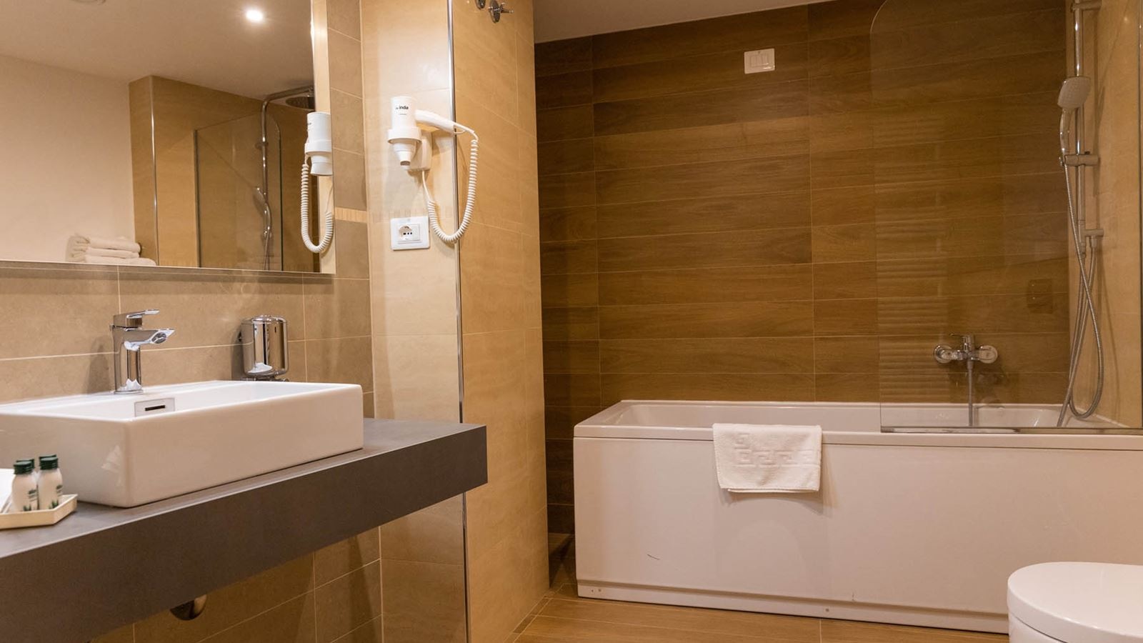 rooms-single-wchild-room-balcony