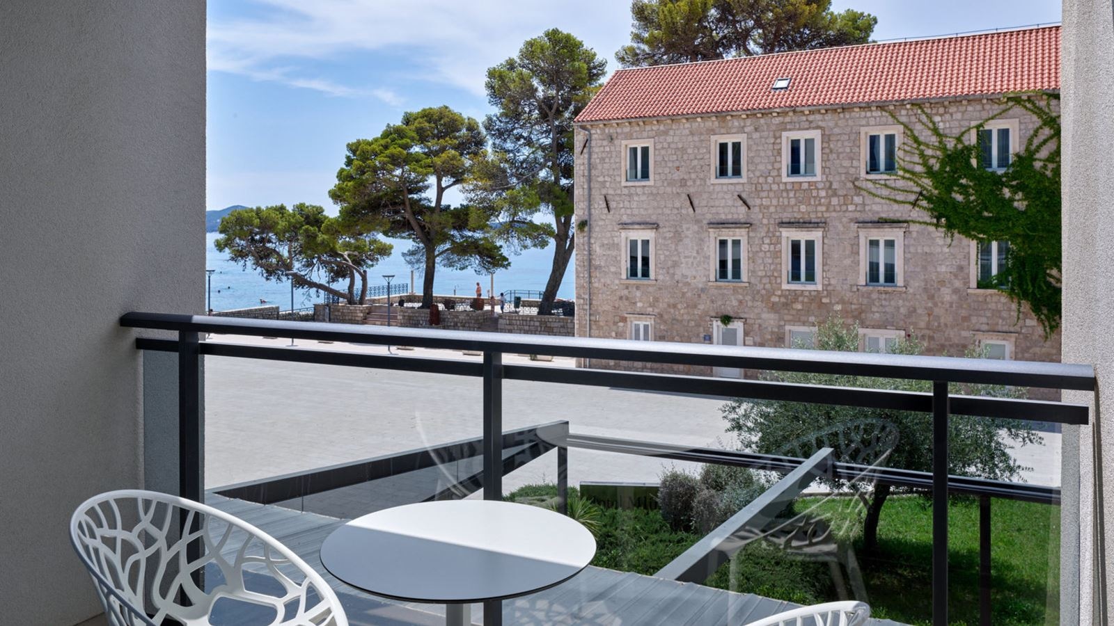 rooms-standard-room-seaside-balcony