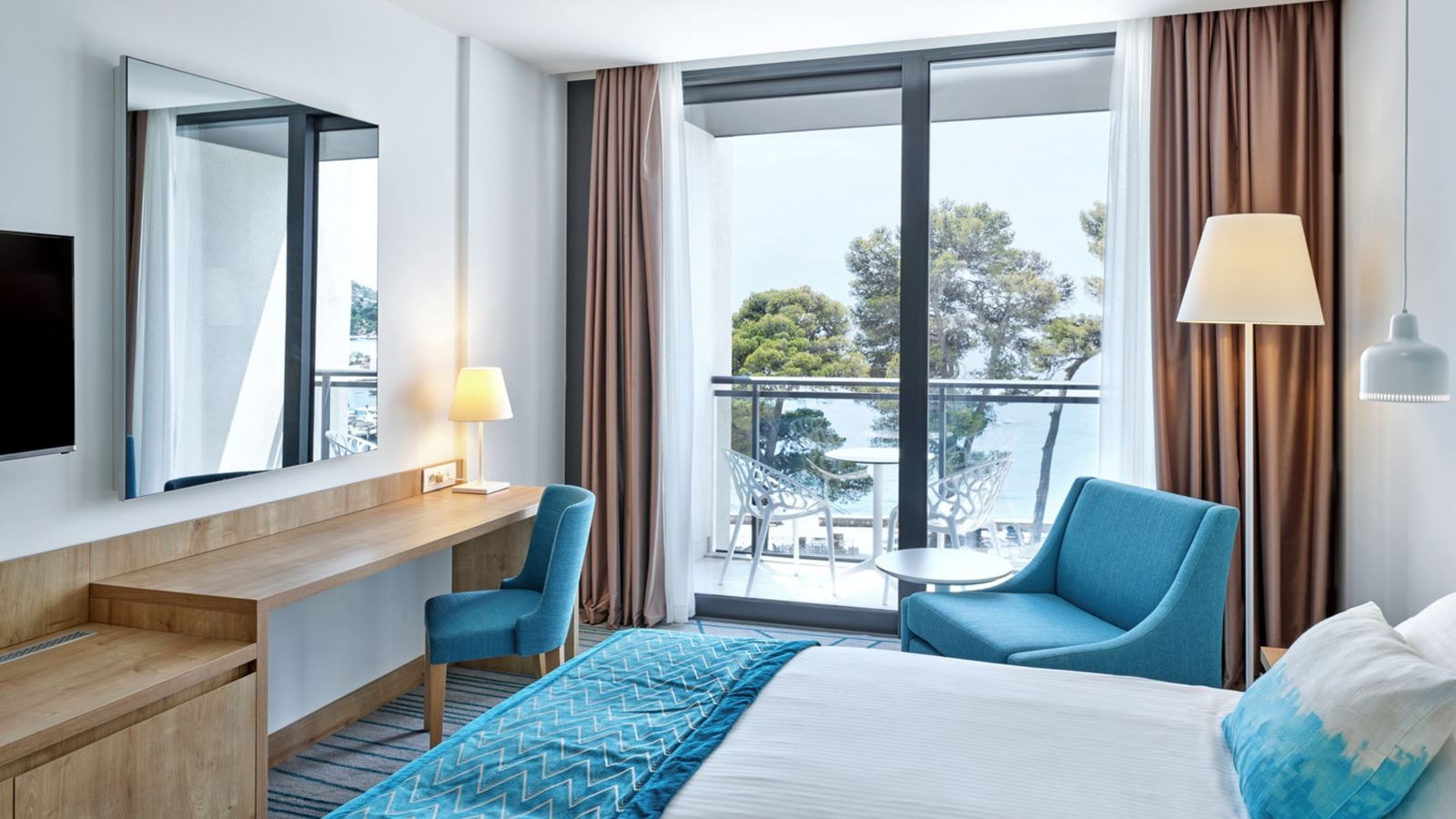 rooms-deluxe-room-seaview-balcony