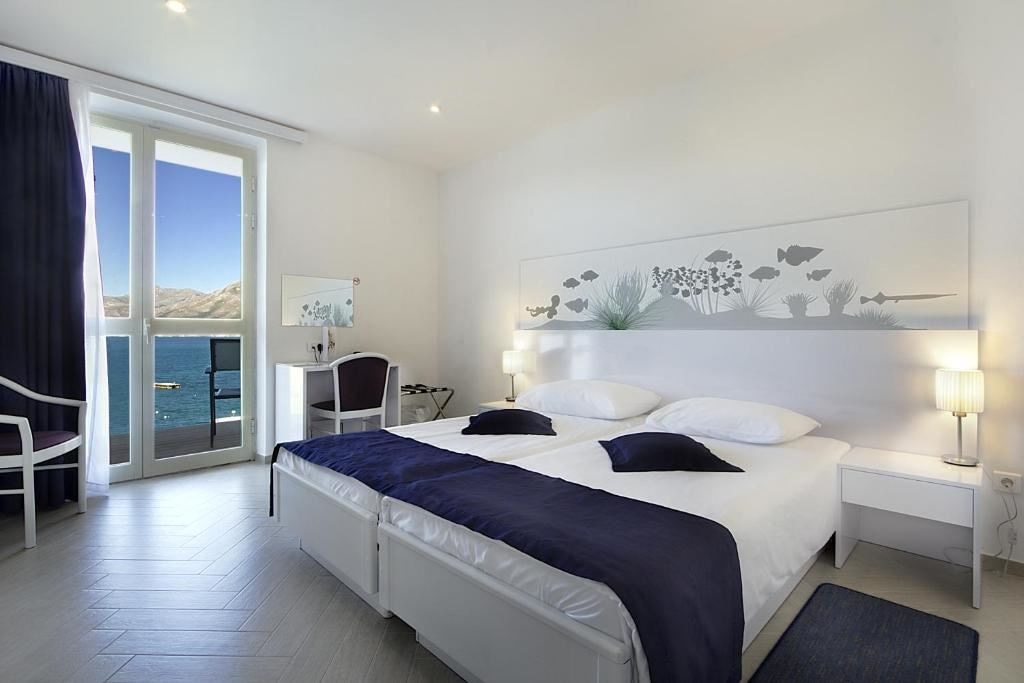 rooms-classic-room-seaview-balcony