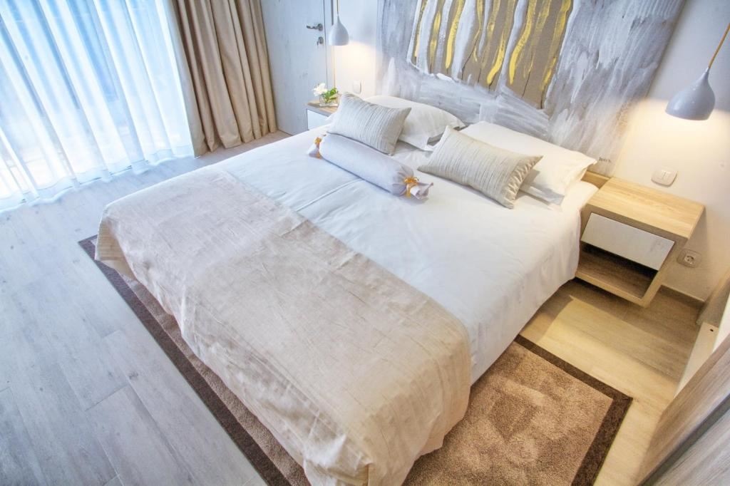 rooms-deluxe-room-seaview-balcony