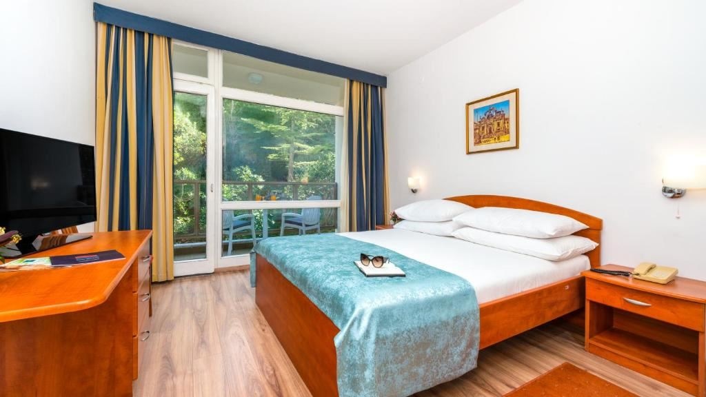 rooms-double-standard-room-park-view-balcony