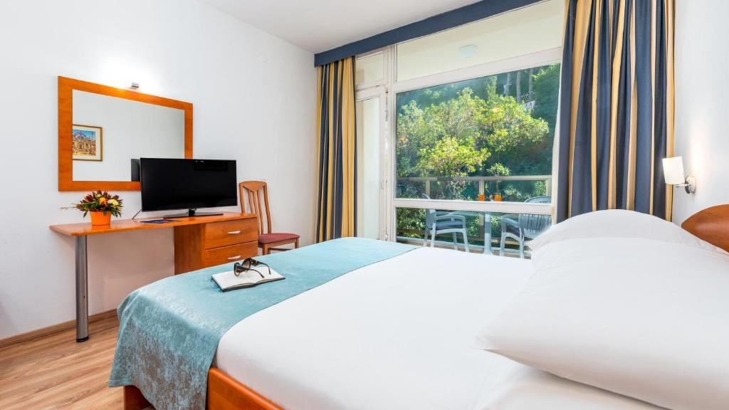 rooms-double-standard-room-park-view-balcony