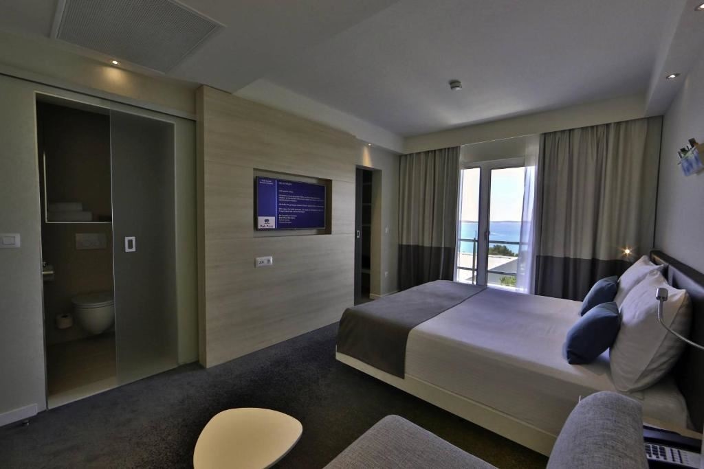 rooms-twin-superior-room-seaside-balcony