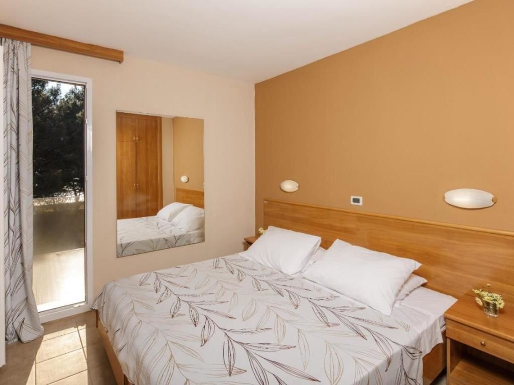 rooms-2-bedroom-classic-apartment-park-view-balcony