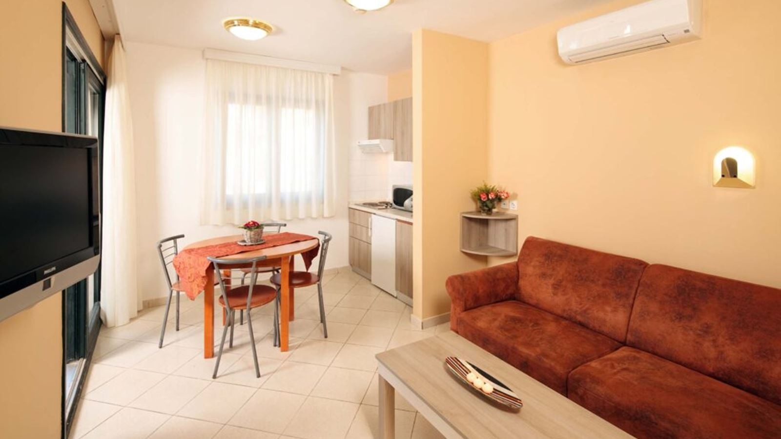 rooms-2-bedroom-classic-apartment-park-view-balcony