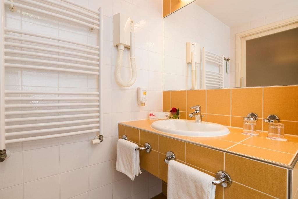 rooms-2-connectingrooms-classic-room-park-view-balcony