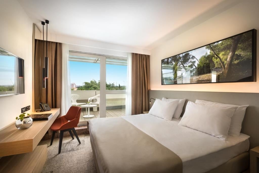 rooms-single-wchild-standard-room-balcony