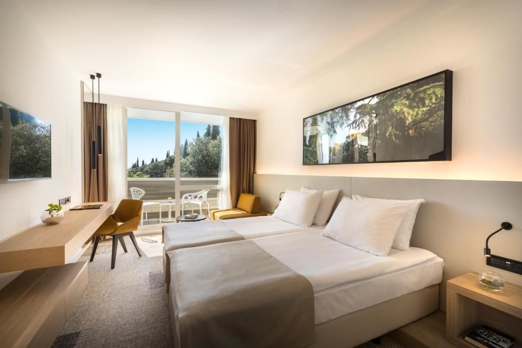 rooms-triple-superior-room-balcony