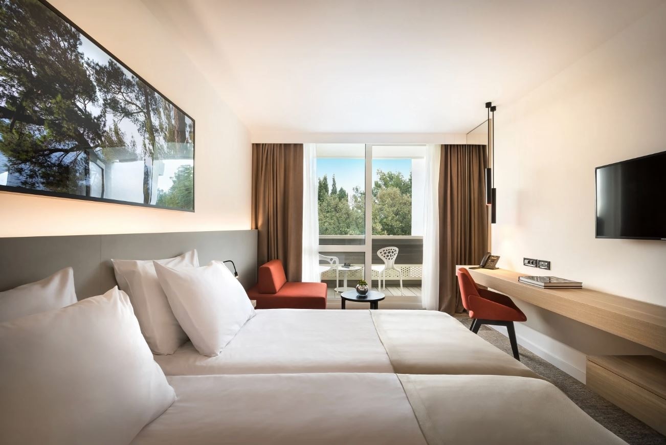 rooms-triple-standard-room-balcony