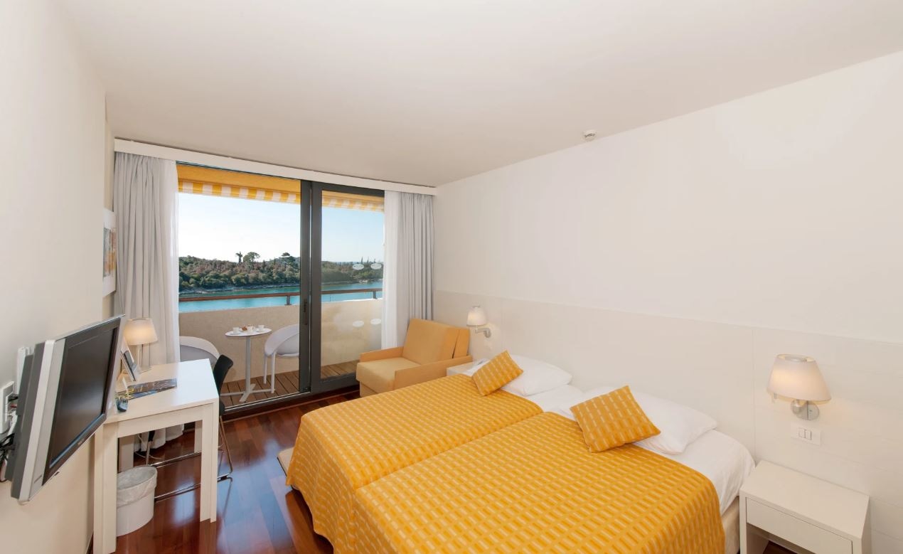 rooms-2-connectingrooms-standard-familyroom-balcony