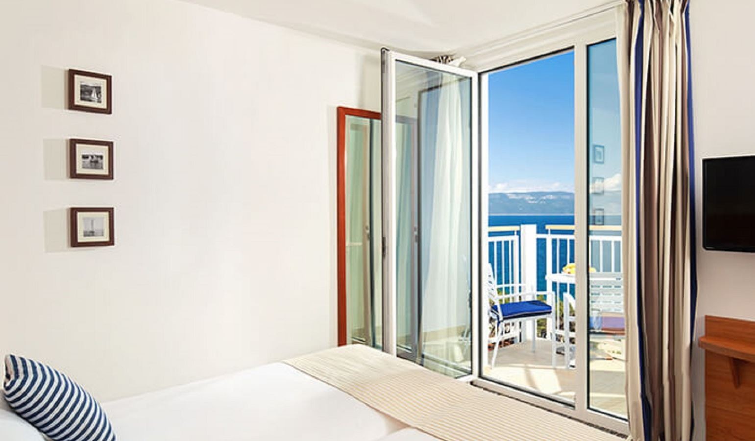 rooms-annex-superior-room-sea-side-balcony