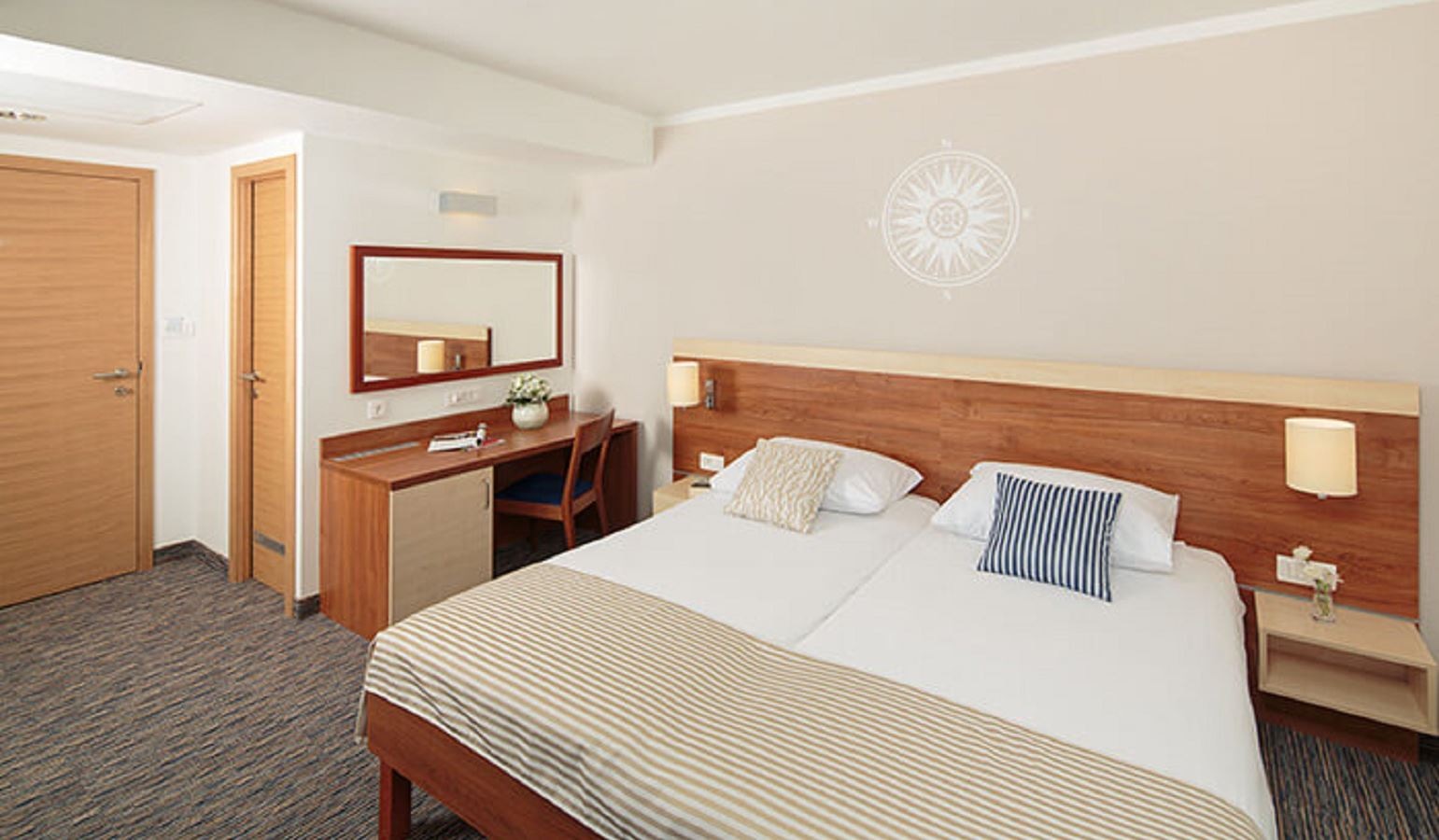rooms-single-wchild-annex-superior-room-sea-side-balcony