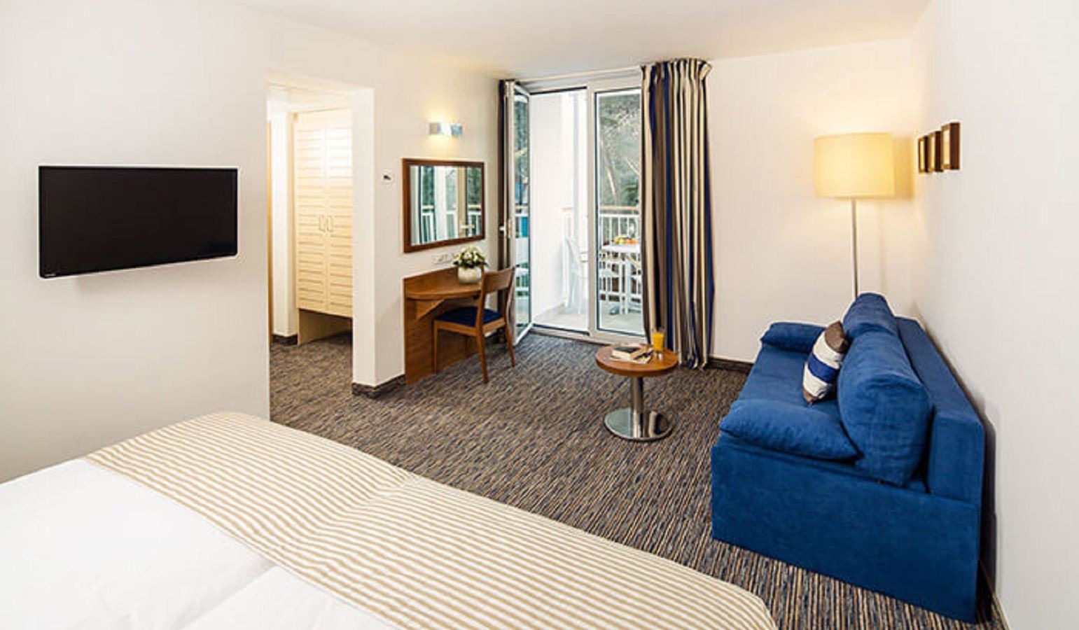 rooms-triple-superior-room-sea-side-balcony