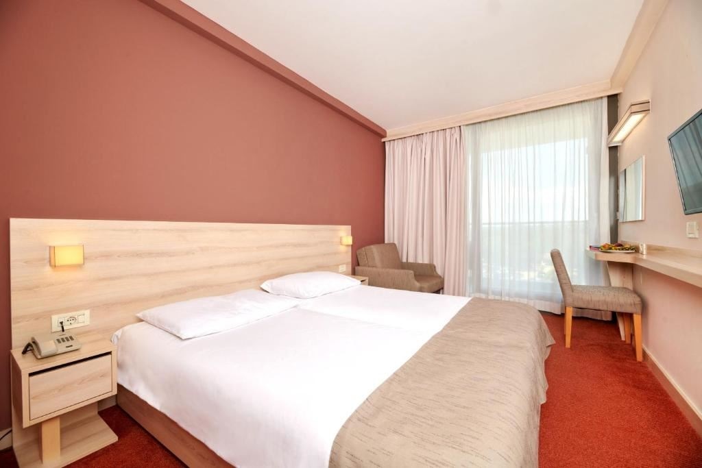 rooms-triple-classic-room-park-view-balcony