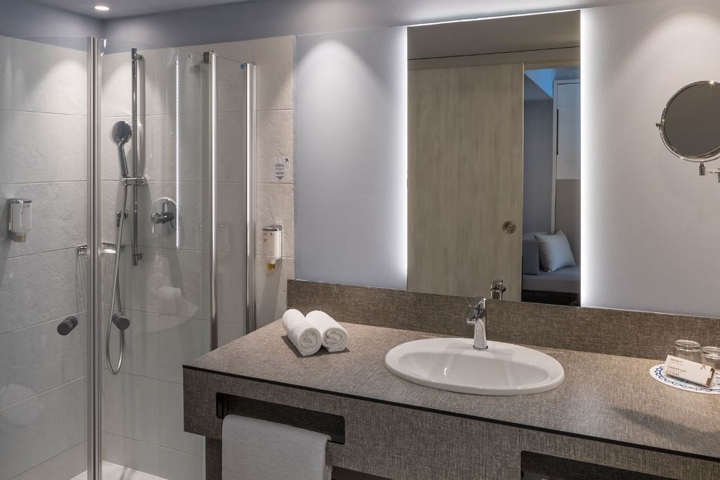 rooms-comfort-family-room-balcony