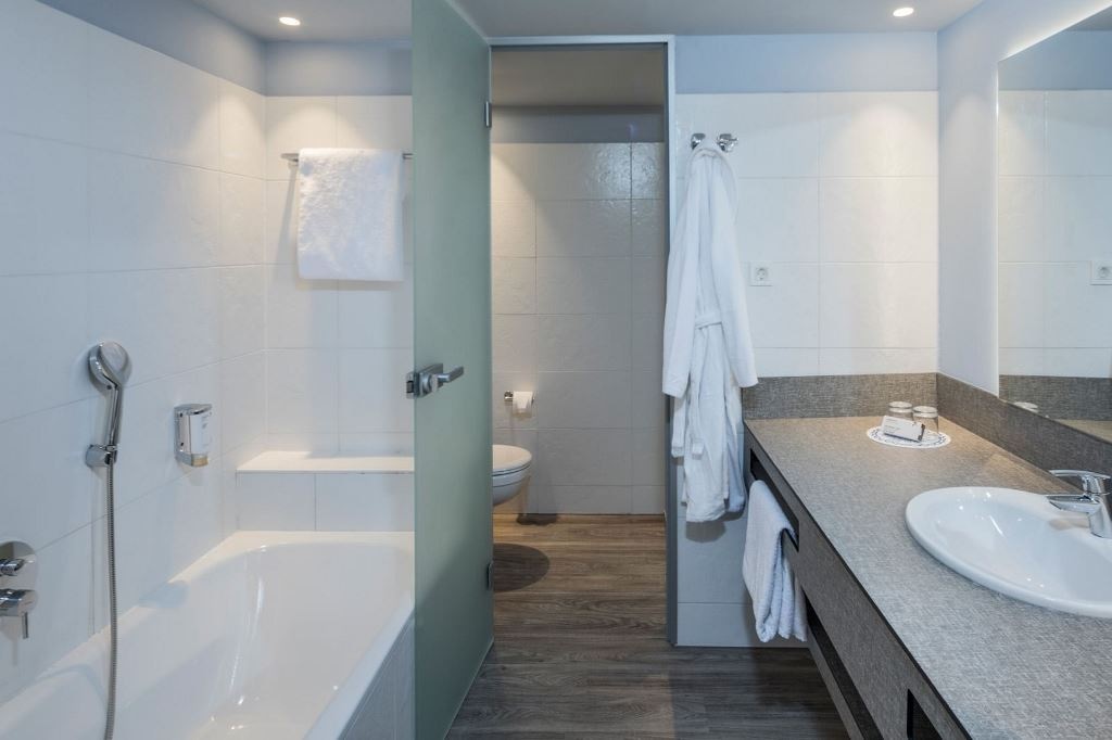 rooms-superior-family-room-sea-side-balcony