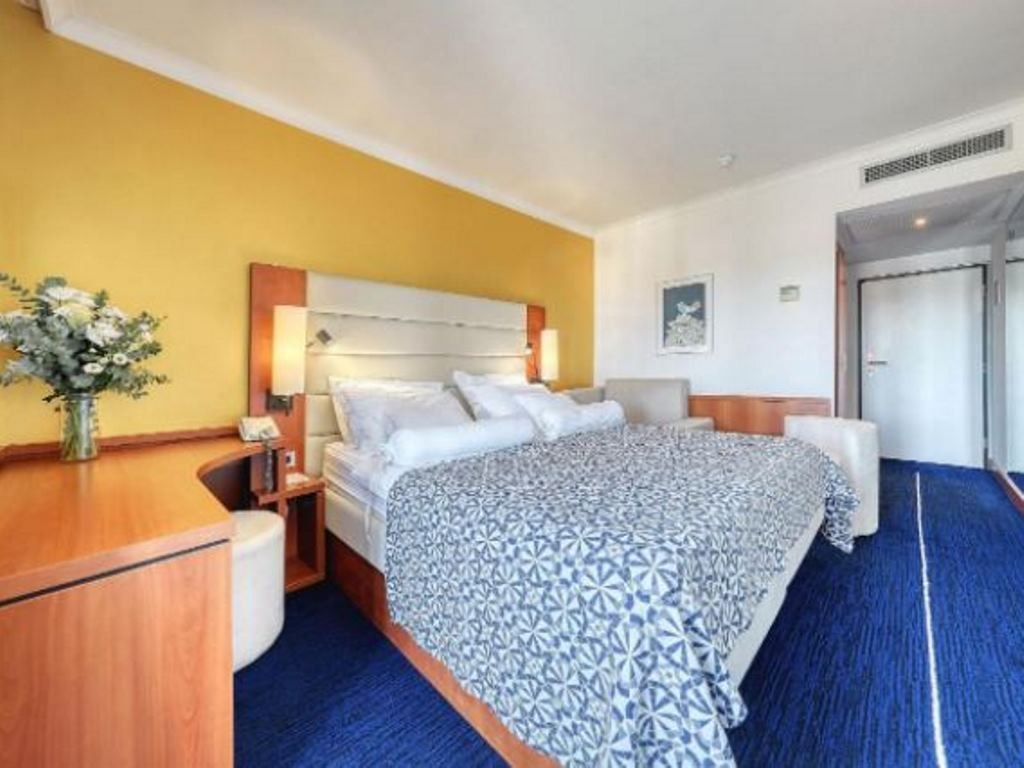 rooms-single-wchild-premium-room-seaview-balcony