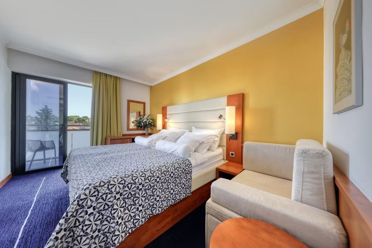 rooms-comfort-room-park-view-balcony