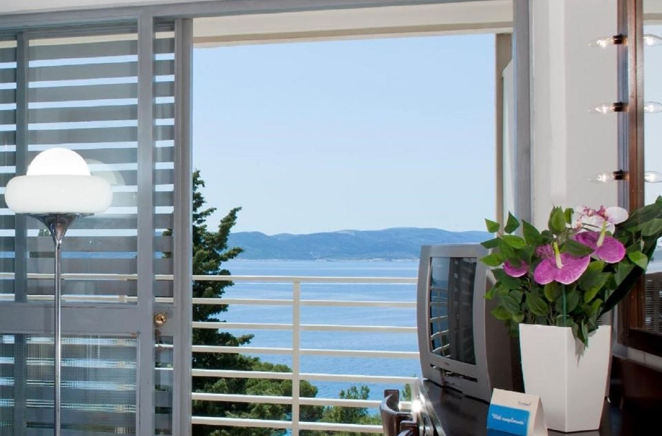 rooms-superior-room-seaside-balcony
