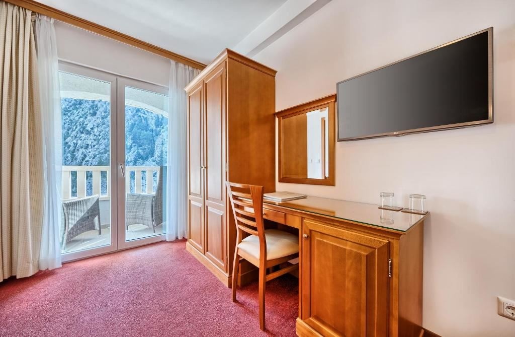 rooms-double-standard-room-riverview-balcony