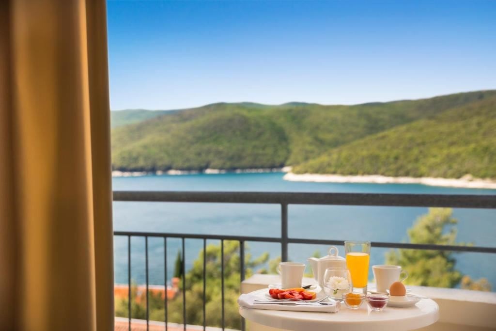 rooms-triple-superior-room-seaside-balcony