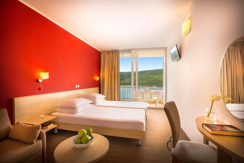 rooms-triple-superior-room-seaside-balcony