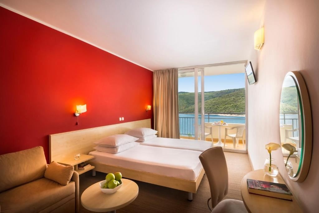 rooms-triple-superior-room-seaside-balcony