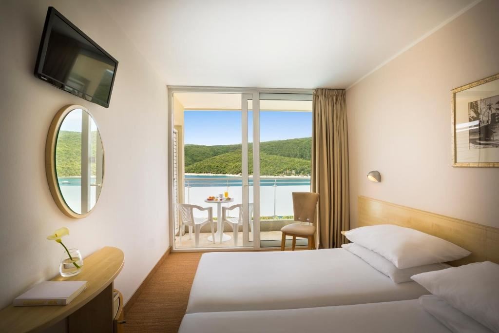 rooms-double-superior-room-seaside-balcony