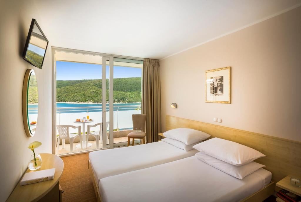 rooms-double-superior-room-seaside-balcony