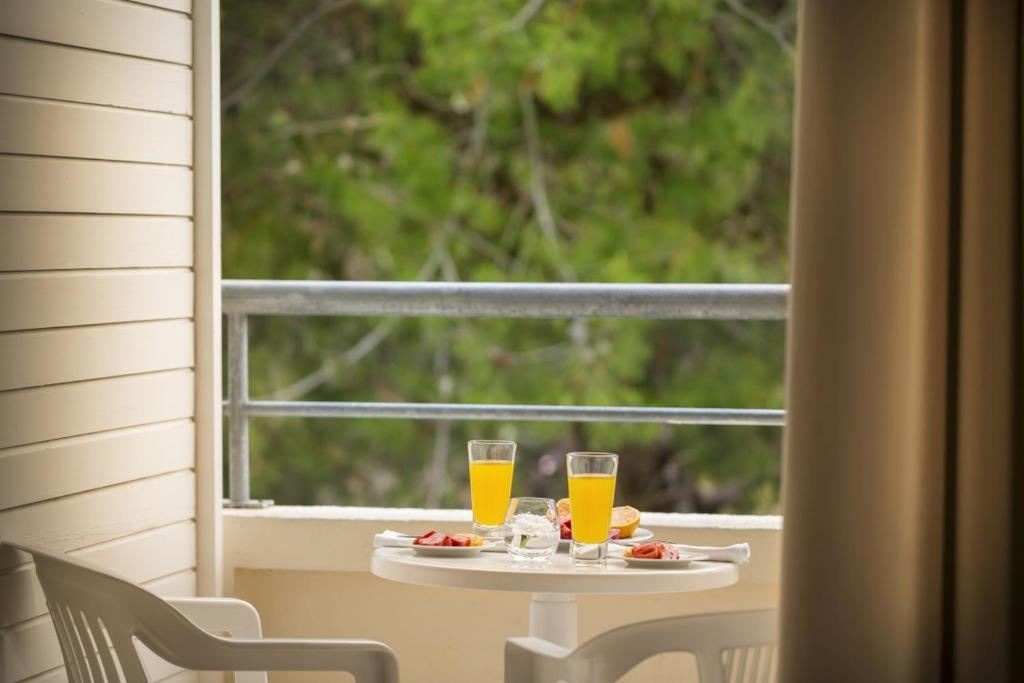 rooms-triple-superior-room-balcony