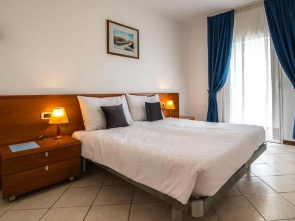 rooms-1-bedroom-apartment-balcony-or-terrace