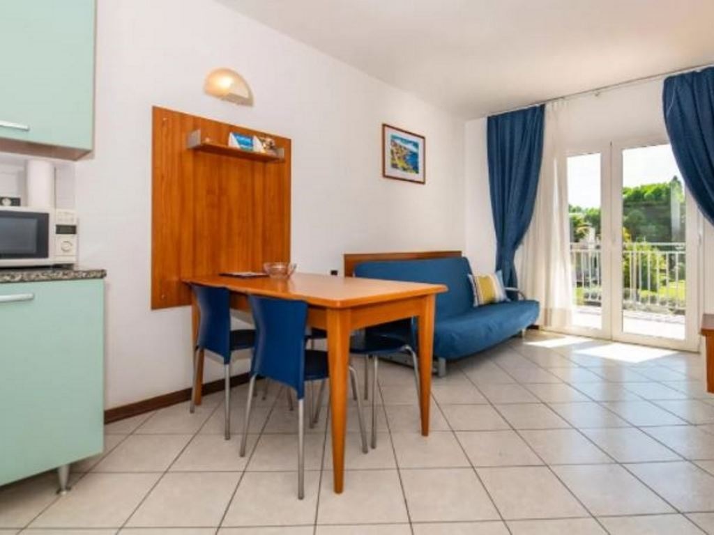 rooms-1-bedroom-apartment-balcony-or-terrace