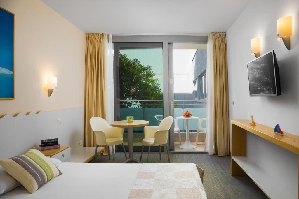 rooms-classic-familyroom-balcony-or-terrace