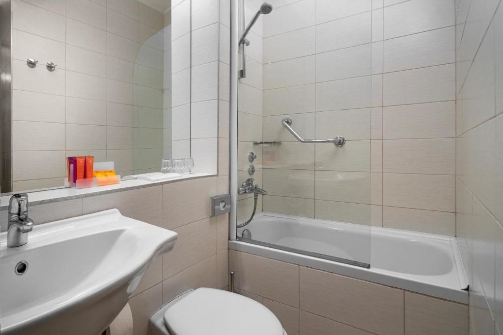 rooms-classic-familyroom-balcony-or-terrace