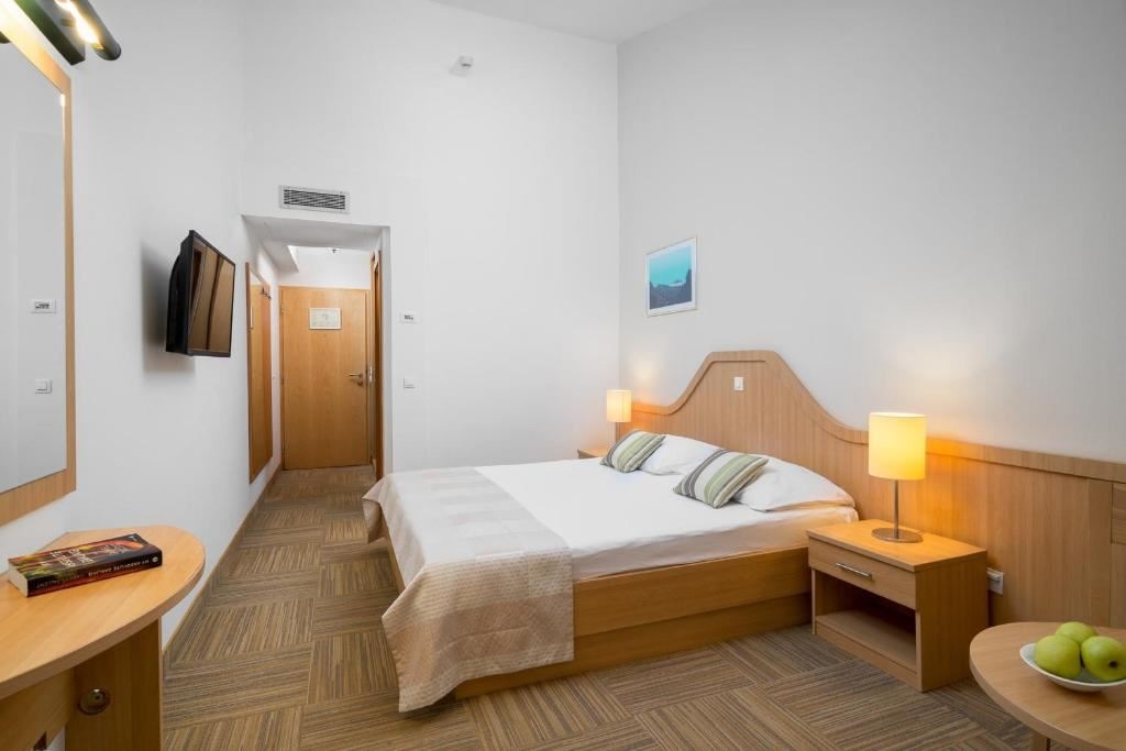 rooms-double-superior-room-seaside-balcony-or-terrace