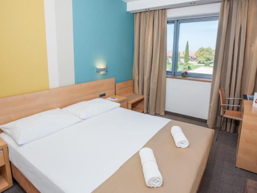 rooms-superior-room-seaside-balcony