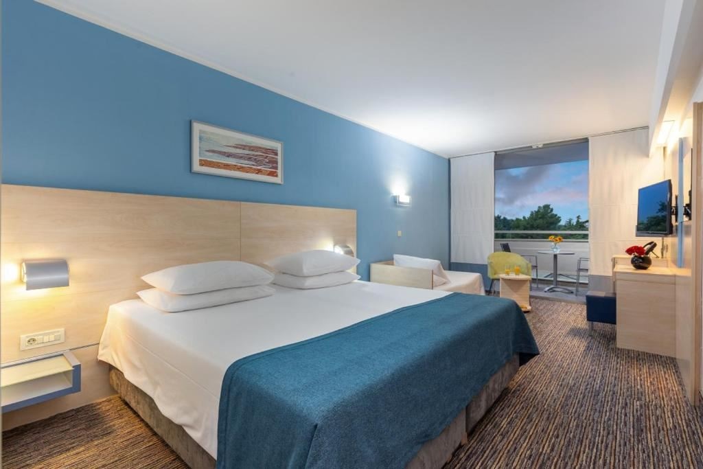 rooms-triple-superior-room-balcony