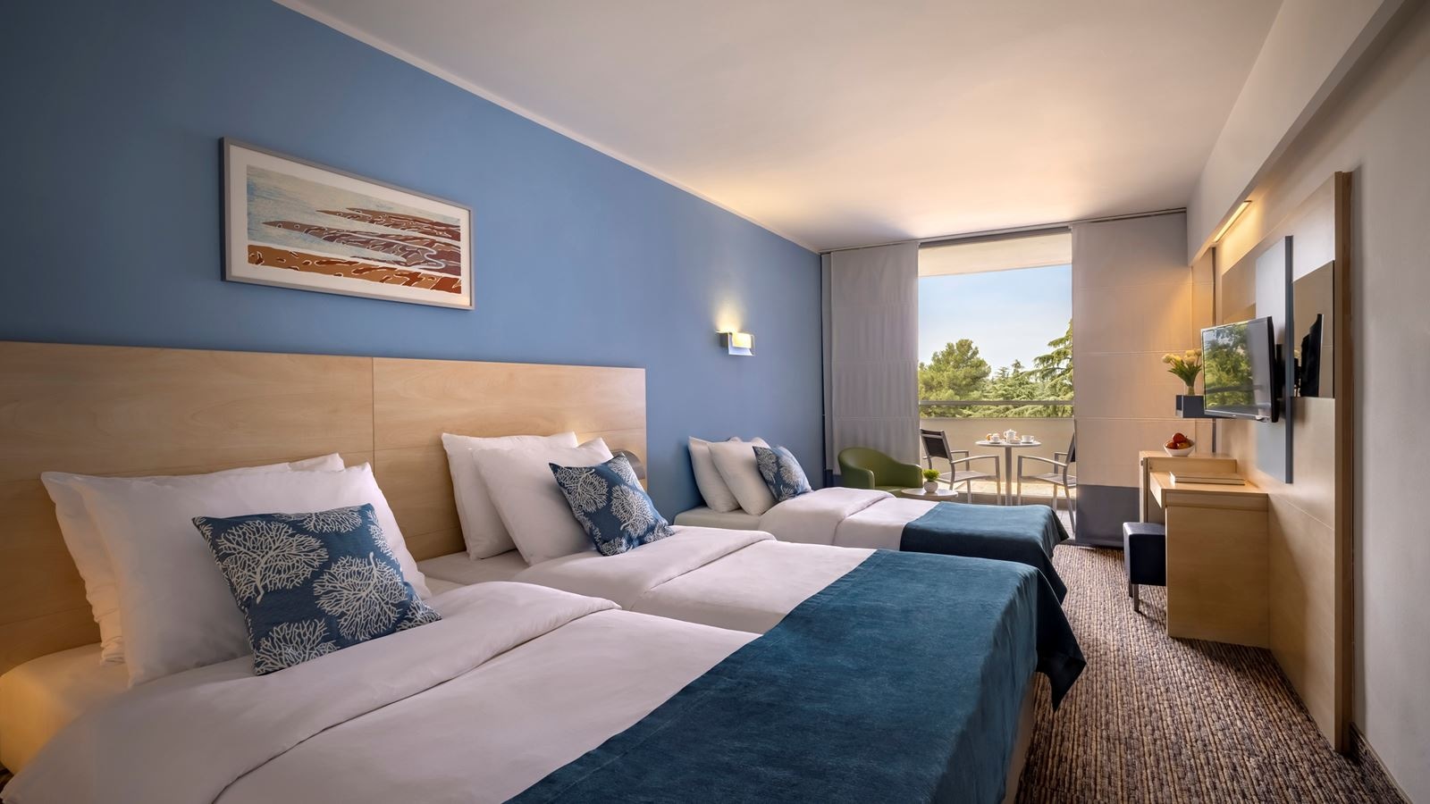 rooms-triple-superior-room-balcony