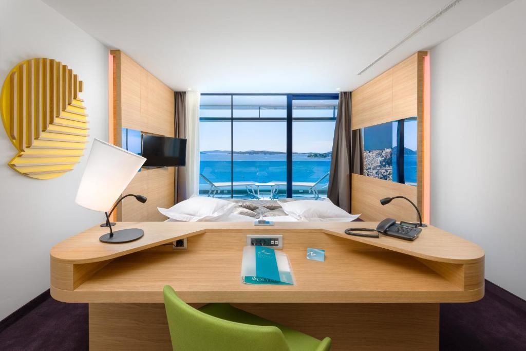 rooms-superior-room-seaview-balcony