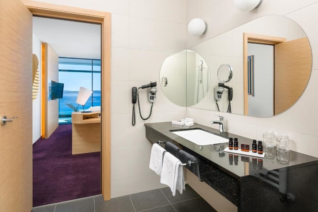 rooms-superior-room-seaview-balcony