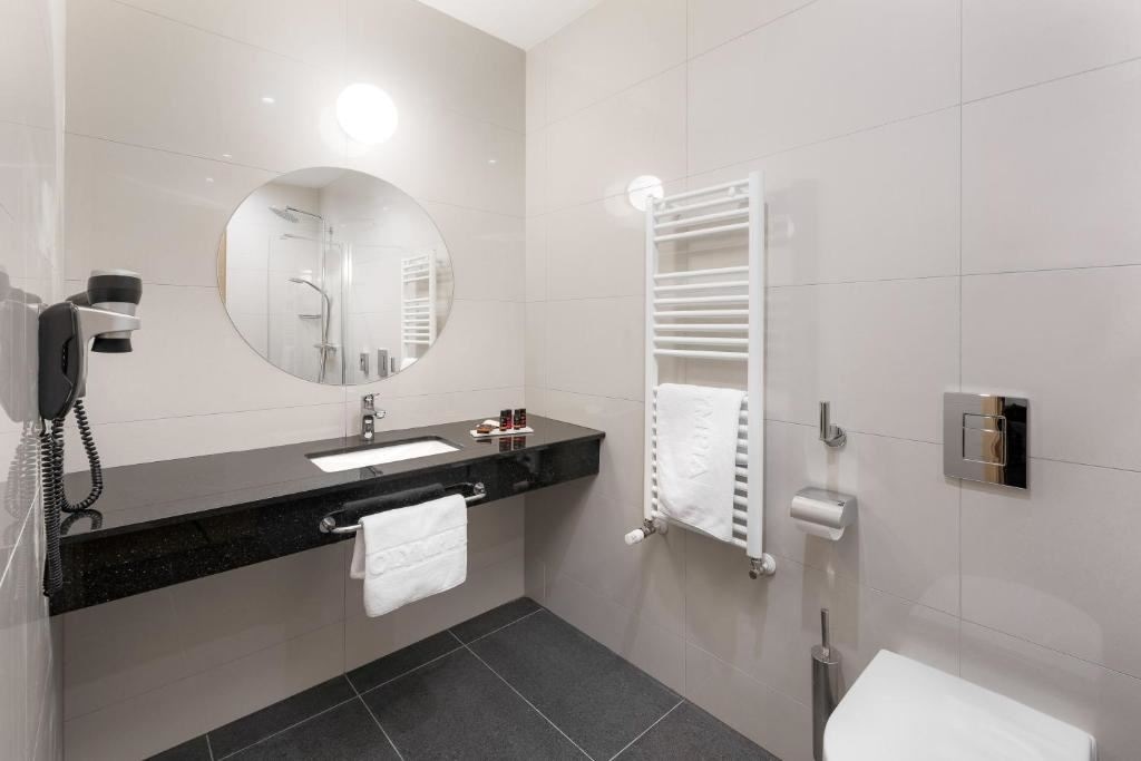 rooms-standard-room-park-view-balcony